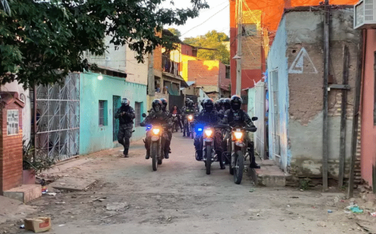 Aparatoso ingreso de 300 policías a la Chacarita en busca de grupos criminales