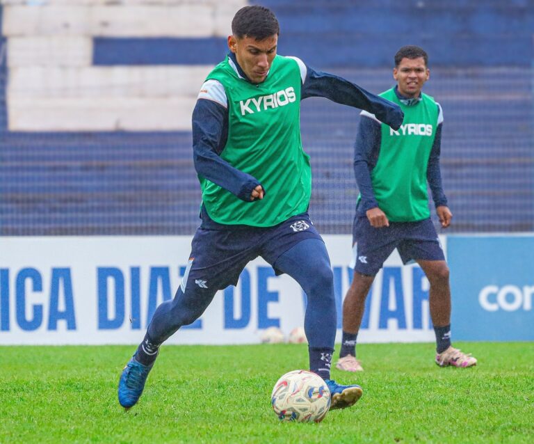 El plantel del 2″ culminó este lunes su preparación en el Monumental Albiceleste, afinando detalles para el crucial encuentro contra Cerro Porteño.