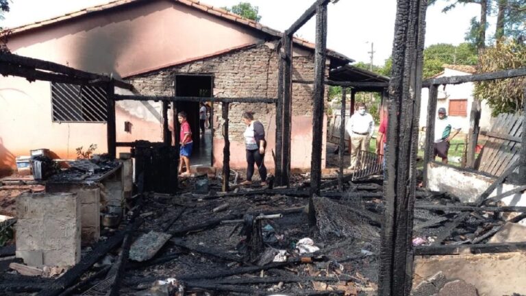 Incendio consume una vivienda en Karapaí