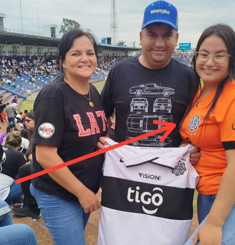 Jefa de «Marea Azul» genera polémica tras ser vista con camiseta de Olimpia en derrota ante el «Gallo Norteño»