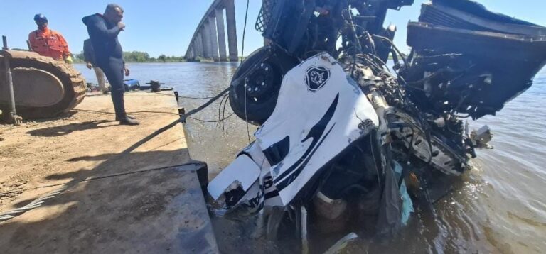 Logran rescatar cuerpo sin vida de chofer del camión caído del puente Nanawa