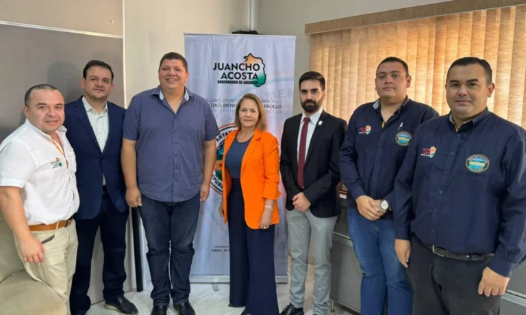 Gobernador Juancho Acosta Logra Cinco Becas Completas de Medicina para Jóvenes