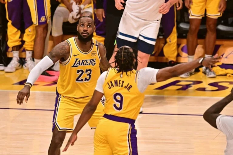 LeBron y Bronny James, primeros padre e hijo en jugar juntos en la NBA
