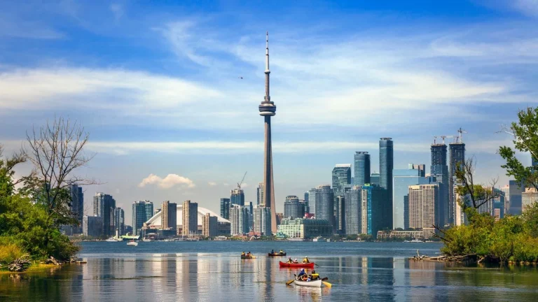 Las ciudades canadienses más grandes en población y extensión territorial.