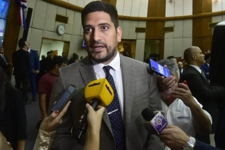 Diputado Espínola quiere “gritar” las violaciones de su proceso ante comisión