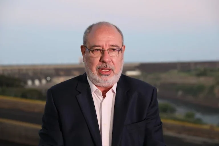 Lo que dijo el director de Itaipú sobre la millonaria adjudicación de pupitres chinos