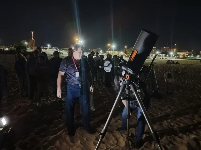 Multitudinaria observación del eclipse lunar en la Costanera de Asunción