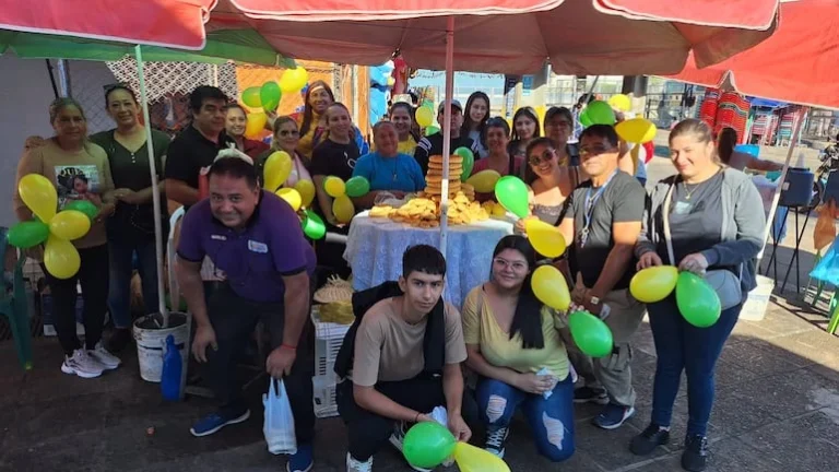 Tras crisis en venta de chipa, jóvenes sorprendieron a chipera de Caacupé y compraron todos sus productos