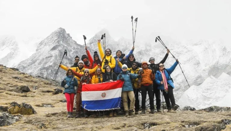 Paraguayos logran hazaña de subir por primera vez en grupo al Everest