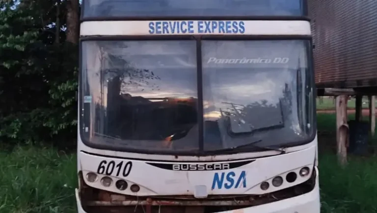 Hallan cadáver en estado de descomposición en interior de un colectivo abandonado
