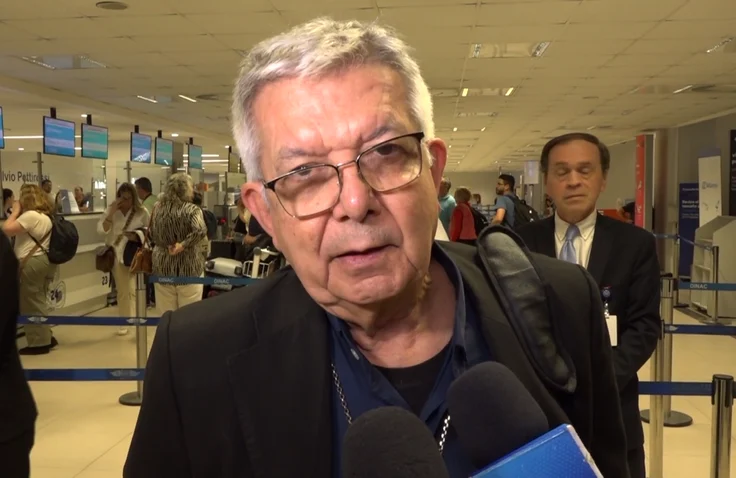 El cardenal Adalberto Martínez viajó para participar de su primer cónclave