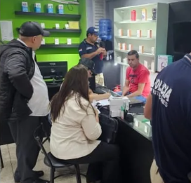 Operativo conjunto fiscal-policial culminó con la incautación de varios teléfonos celulares en conocido Shopping