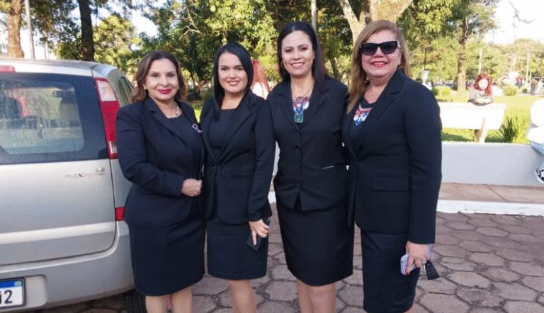 Incidente en Celebración Estudiantil: Supervisoras Impedidas de Acceder al Palco Oficial