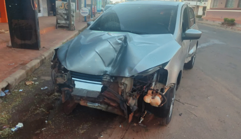 Accidente de tránsito en Pedro Juan Caballero: Un Vehículo Impacta una Columna de la ANDE