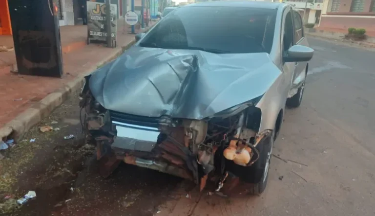 Accidente de tránsito en Pedro Juan Caballero: Un Vehículo Impacta una Columna de la ANDE