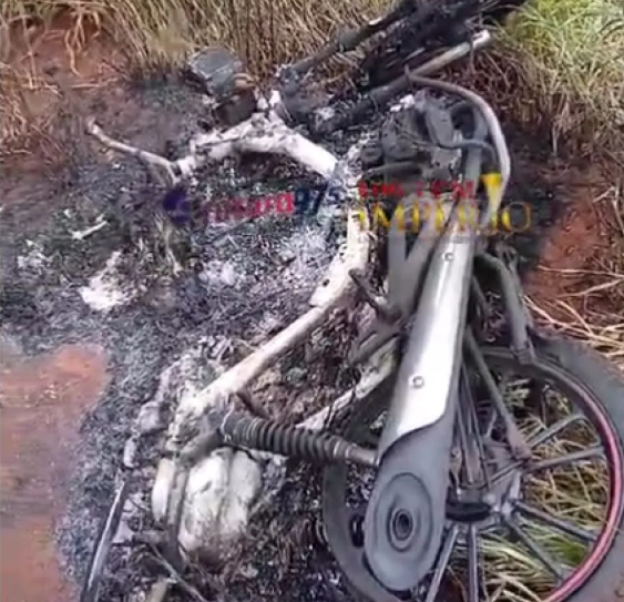 La motocicleta incinerada vinculada al asesinato de Eduardo Dos Santos