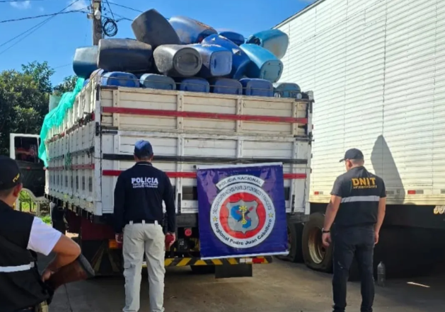 Incautación de camión con bidones vacíos en la ANNP de Pedro Juan Caballero