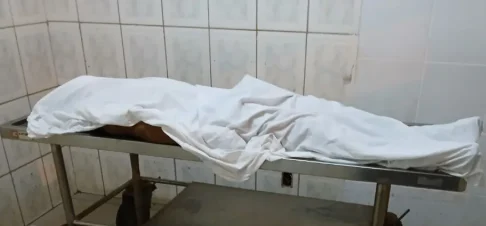 Las autoridades sanitarias y policiales buscan a familiares de joven nativo fallecido en Hospital Regional