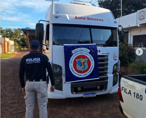 Policía incauta camión que transportaba dos piscinas de fibra de vidrio presuntamente de contrabando