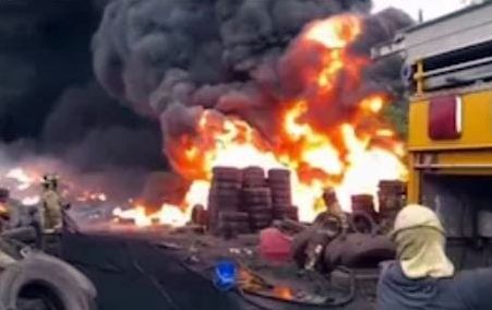 Incendio devasta depósito de neumáticos en Villa Industrial