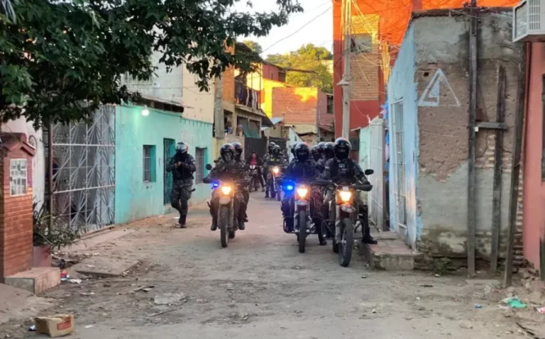 Aparatoso ingreso de 300 policías a la Chacarita en busca de grupos criminales