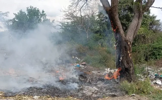 Intervienen terreno por quema de residuos y cubiertas en Barrio María Victoria