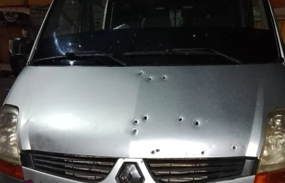 Balean automóvil sobre la línea internacional
