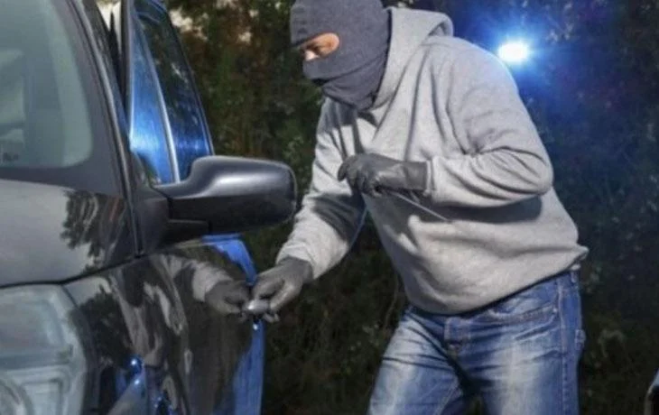 Roban camioneta del estacionamiento de un Shopping