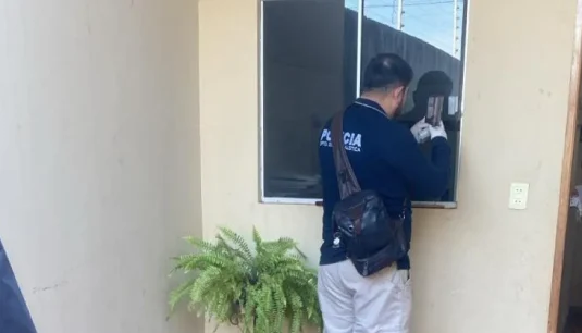 Delincuentes forzaron ventana de blindex de una vivienda y se llevaron varios objetos