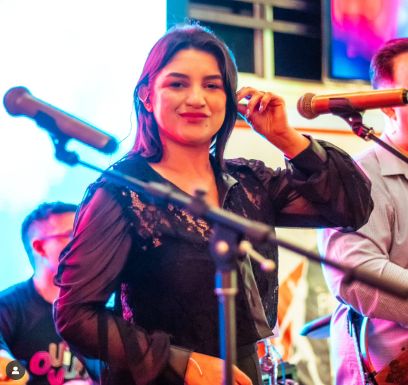 Rocío Recalde, reconocida vocalista del popular grupo musical «Los Divinos», ha anunciado su decisión de emprender una carrera como solista.