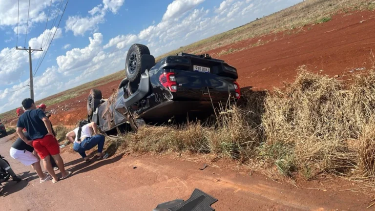 Conductor de camioneta choca contra una columna y sale despedido