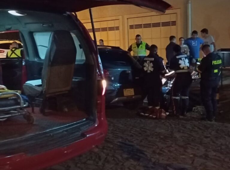 Muere tras chocar su motocicleta por otra que estaba estacionada