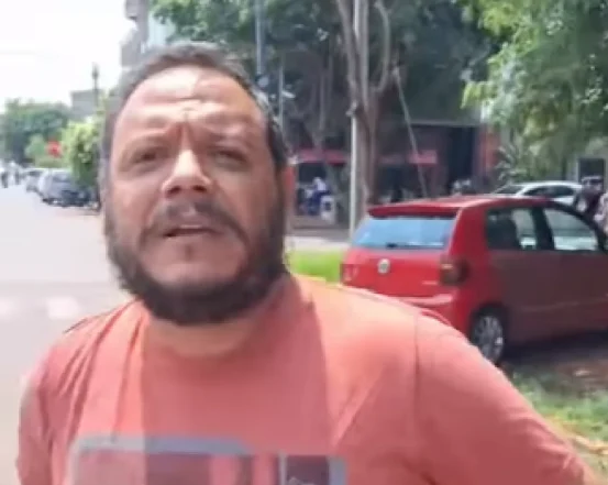 Abogado y comunicador brasileño denunció amenazas por un conductor tras bocinarle por estacionar en medio de la calle