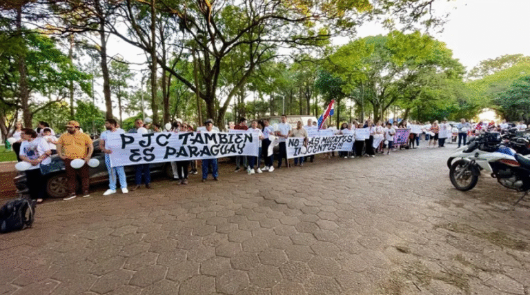 Grupo de ciudadanos marchan exigiendo justicia y paz para su comunidad