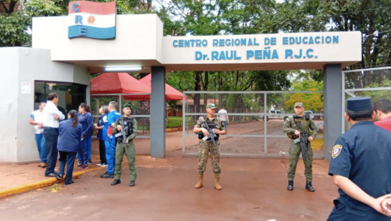 Ante una amenaza de bomba, el Centro Regional de Educación Dr. Raul Peña fue intervenido por la Policía Nacional.