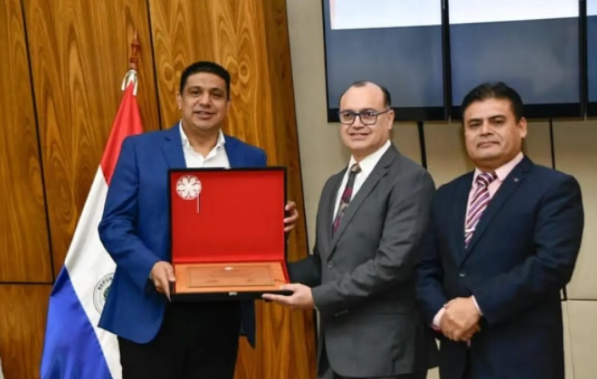 El Dr. Elio Arnaldo Marín S., reconocido neurocirujano, ha sido distinguido con el prestigioso Premio Branislava Susnik por la Cámara de Diputados