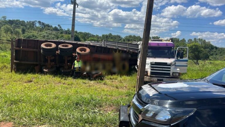 Volcamiento de Tractocamión Cargado de Carbón Vegetal en la Ruta PY05