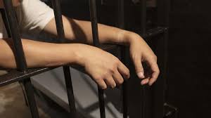 Denuncio en la Comisaria el extravío de sus documentos y terminó detenido por tener orden de captura