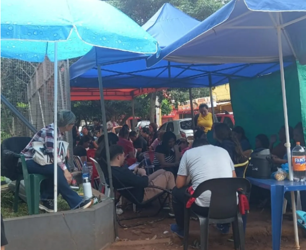 La búsqueda desesperada por asegurar un lugar en el Centro Regional «Dr. Raúl Peña» ha llevado a padres y madres a acampar frente a sus puertas