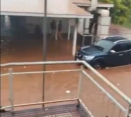 Evacuan a pacientes del Hospital de Santa Rosa por las intensas lluvias