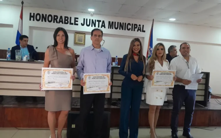 La Junta Municipal ha decidido honrar a tres figuras prominentes de la comunidad: Hugo Luis Giménez Medina, Kathia Benítez y Enedina Fernández.
