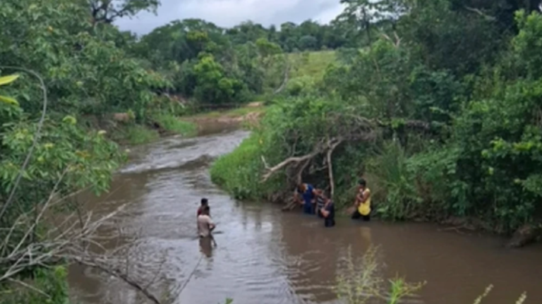 Buscan a sospechoso de presunto feminicidio de una mujer hallada muerta en arroyo de Azote’y