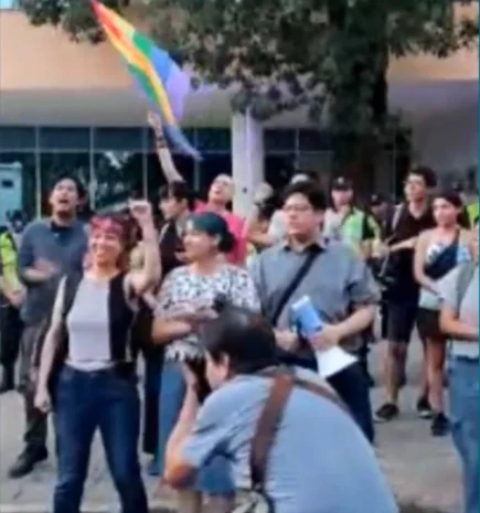 Manifestación frente a ANEAES fue un fracaso; participaron unos 10 comunistas, también algunos  homosexuales que aportaron color a la jornada