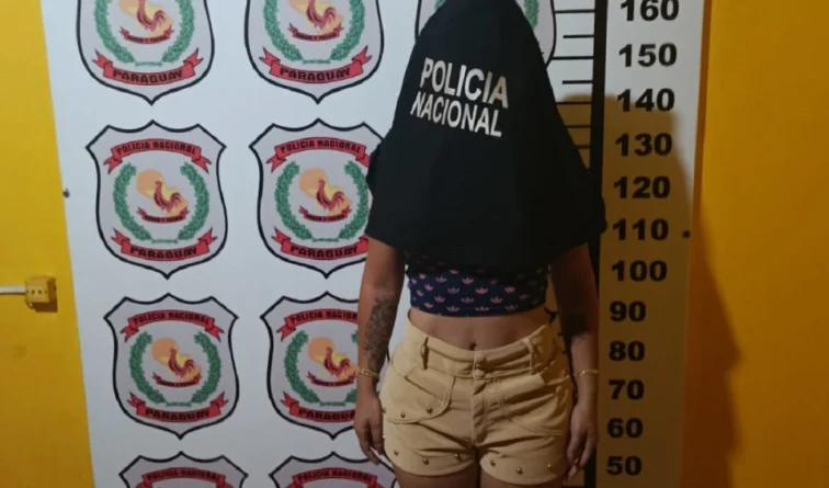 Celosa armada, mujer le quita el celular a una playera “para revisar” ante sospechas de una relación entre la trabajadora y su pareja; luego fue detenida