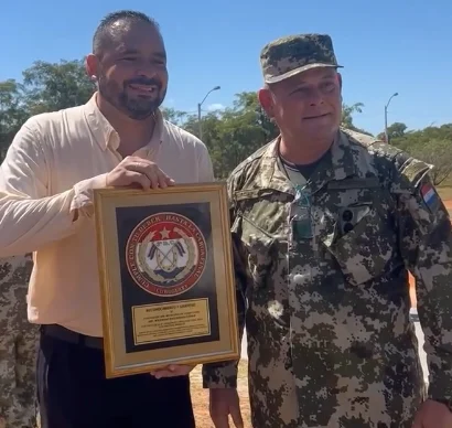 FFAA otorga reconocimiento a Intendente de Cerro Corá por su continuo apoyo y compromiso en la organización actos conmemorativos por el dia de los héroes