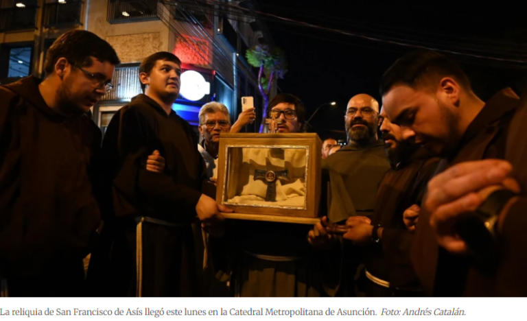 Fieles acompañan la reliquia de San Francisco de Asís en Asunción