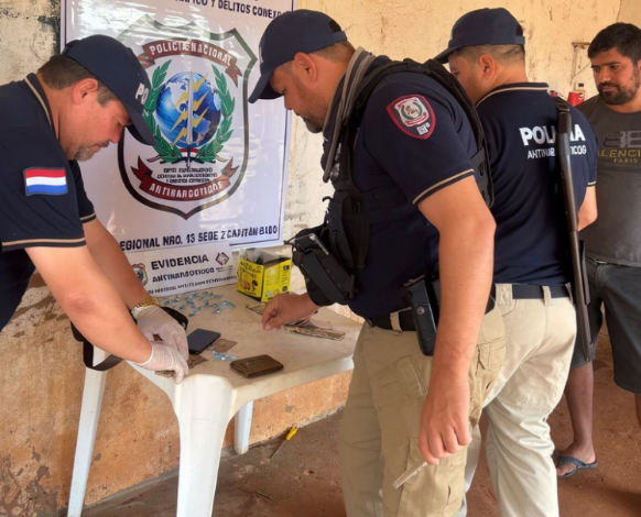 En Capitán Bado, agentes antinarcóticos desmantelaron un presunto punto de venta de drogas que operaba bajo la fachada de un lavadero