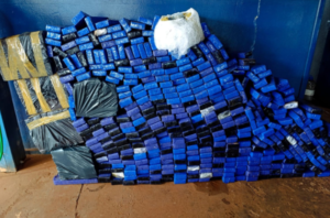 La Policía Militar de Ponta Porã, llevó a cabo una operación que resultó en la incautación de 492 kilos de marihuana, así como neumáticos y cigarrillos electrónicos