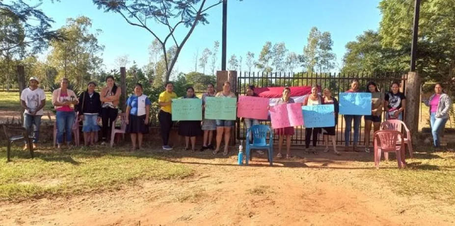 Residentes de Capitán Bado protestan para exigir mejoras urgentes en la infraestructura de centro educativo