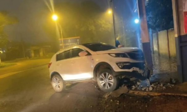 Personal policial accidente de tránsito sobre Fernando de la Mora tras perder el control del su vehículo